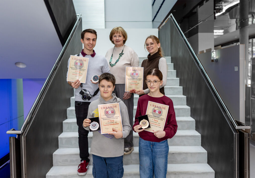 Laurenz Gutenbrunner, Flora Gutenbrunner (vorne), Alexander Braun, Referentin der Fotoakademie Gerda Jaeggi und Emma Fried. Fotocredit: Klaudia Ratzinger