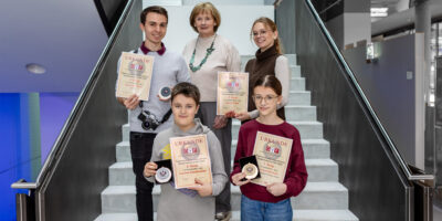 Laurenz Gutenbrunner, Flora Gutenbrunner (vorne), Alexander Braun, Referentin der Fotoakademie Gerda Jaeggi und Emma Fried. Fotocredit: Klaudia Ratzinger